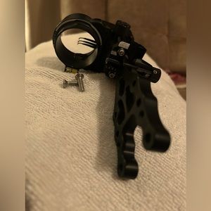 Axcel 5 pin bow sight. Right hand.